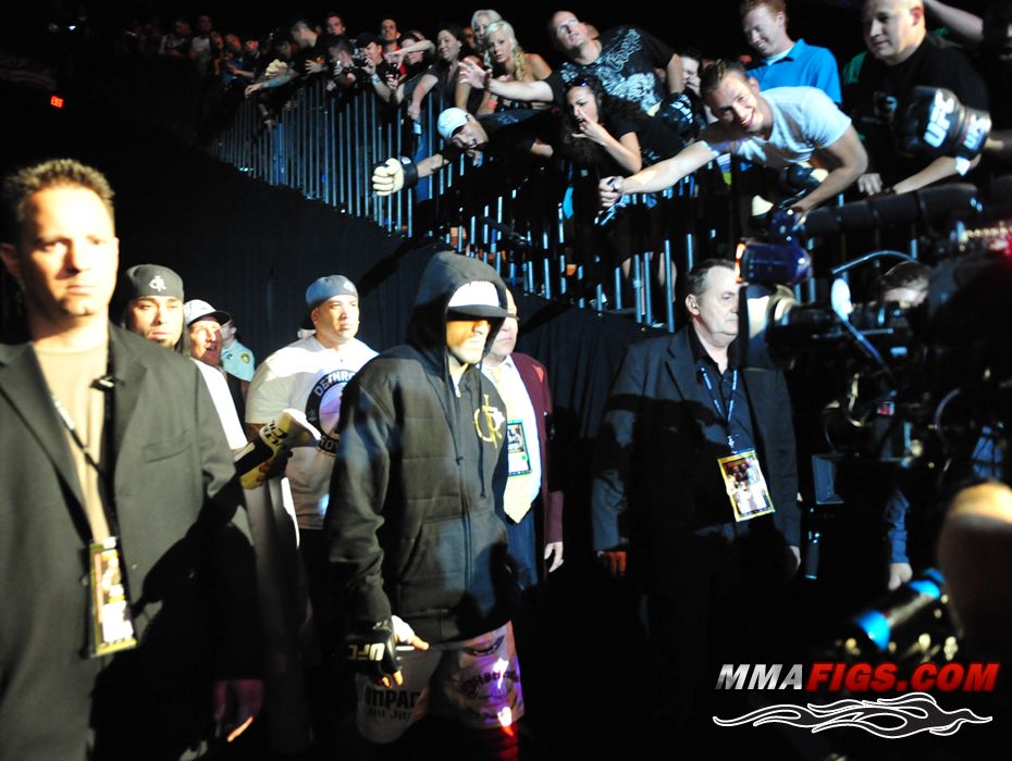 http://www.ringsidecollectibles.com/Merchant2/graphics/00000001/ufc_gloves_4.jpg