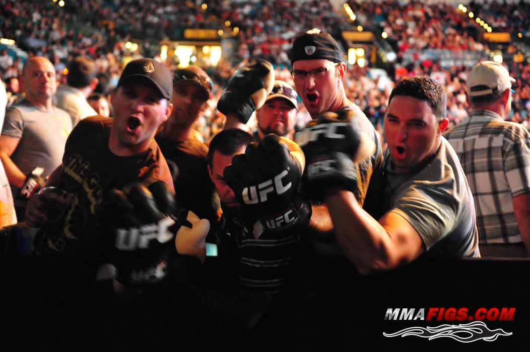 http://www.ringsidecollectibles.com/Merchant2/graphics/00000001/ufc_gloves_5.jpg
